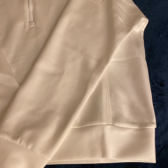 I’m selling this set of new white pant&sweater - Picture 5 of 16